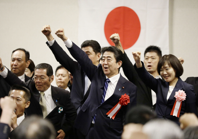 아베 신조(가운데) 일본 총리가 11일 야마구치현에서 열린 자민당 지역조직 모임에 참가해 참석자들과 구호를 외치고 있다. /야마구치=교도연합뉴스