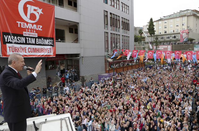 미국과 각을 세우고 있는 레제프 타이이프 에르도안 터키 대통령이 11일(현지시간) 흑해 연안 도시 리제에서 지지자들에게 연설을 하고 있다.  /리제=AP연합뉴스
