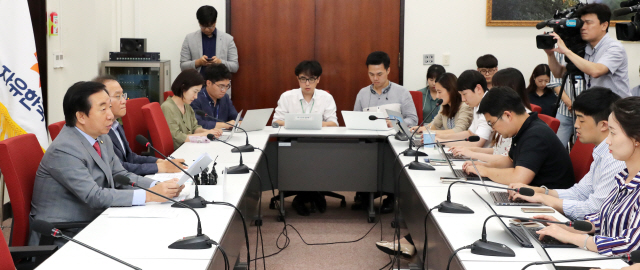 자유한국당 김성태 원내대표가 지난 10일 오후 국회에서 북한산 석탄과 관련한 기자회견을 열고 발언하고 있다./출처=연합뉴스