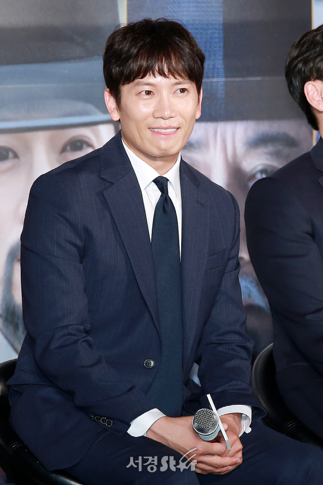 배우 지성이 영화 ‘명당’ 제작보고회에 참석했다.