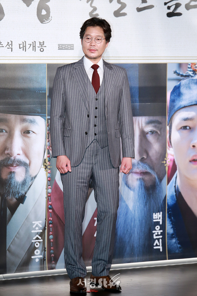 배우 유재명이 영화 ‘명당’ 제작보고회에 참석해 포토타임을 갖고 있다.