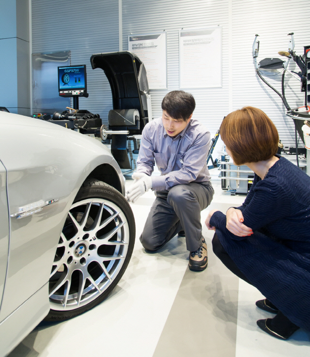 한국타이어 직원이 고객의 타이어를 점검하고 있다./사진제공=한국타이어