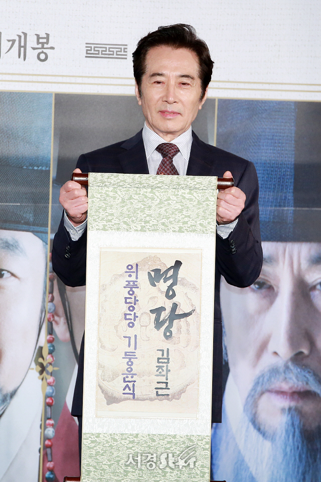 배우 백윤식이 영화 ‘명당’ 제작보고회에 참석해 포토타임을 갖고 있다.
