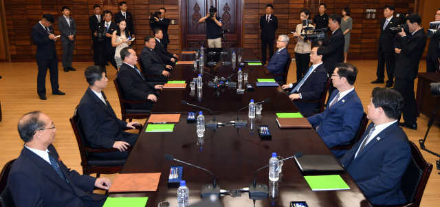 13일 판문점 북측 통일각에서 열린 남북 고위급회담에서 조명균 통일부 장관과 리선권 조국평화통일위원회 위원장이 이야기를 나누고 있다. /사진공동취재단