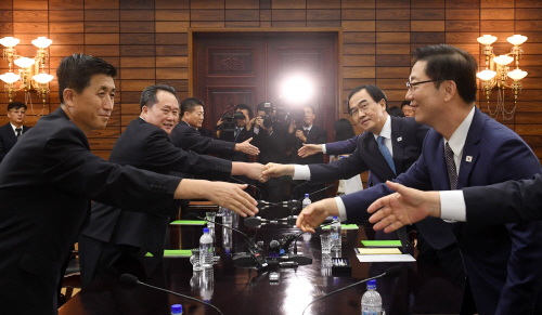 13일 판문점 북측 통일각에서 열린 남북고위급회담에서 우리측 수석대표 조명균 통일부 장관(왼쪽 두번째)과 북측 수석대표 리선권 조국평화통일위원회 위원장(왼쪽 두번째) 등이 회담을 마치고 악수하고 있다. /공동취재단