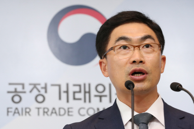 13일 정부세종청사 공정거래위원회에서 정창욱 기업집단정책과장이 공정위에 거짓 자료를 제출한 혐의를 받고 있는 조양호 한진그룹 회장을 검찰에 고발하기로 했다고 밝히고 있다./연합뉴스