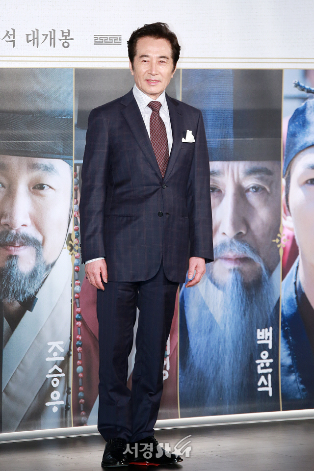 배우 백윤식이 영화 ‘명당’ 제작보고회에 참석해 포토타임을 갖고 있다.