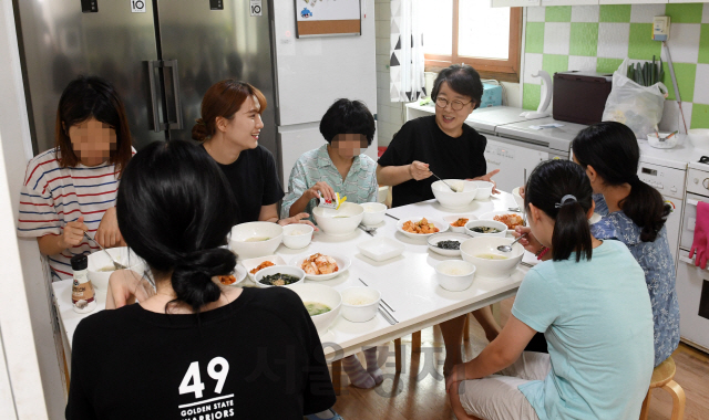 서울 송파구에 위치한 공동생활가정 ‘별빛 내리는 마을’에서 보육사와 보호아동들이 담소를 나누며 식사를 하고 있다. /권욱기자