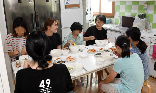 [아픈 사회, 우리가 보듬어야 할 이웃] '그룹홈, 한집서 먹고자는 든든한 울타리..살 맞댈 '홈' 확대 절실'