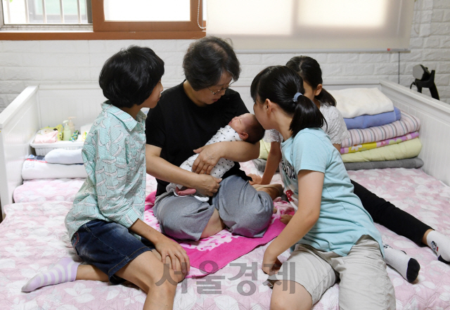 서울 송파구에 위치한 공동생활가정 ‘별빛 내리는 마을’에서 보육사와 보호아동들이 갓 들어온 아기를 돌보고 있다./권욱기자