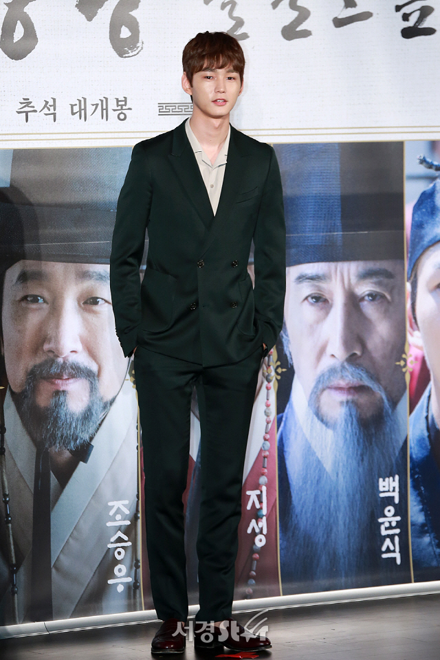 배우 이원근이 영화 ‘명당’ 제작보고회에 참석해 포토타임을 갖고 있다.
