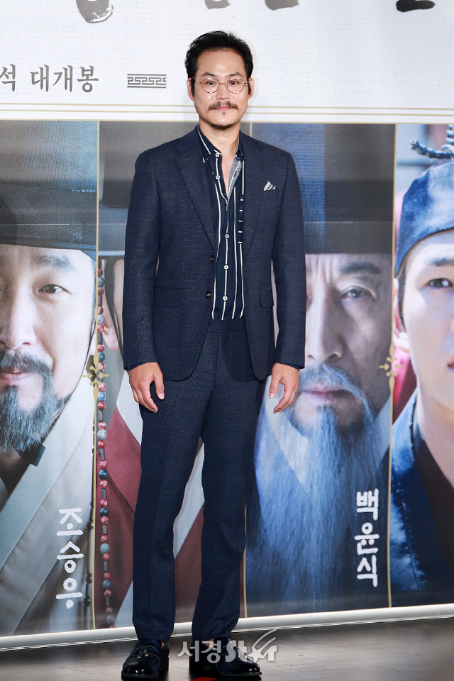 배우 김성균이 영화 ‘명당’ 제작보고회에 참석해 포토타임을 갖고 있다.