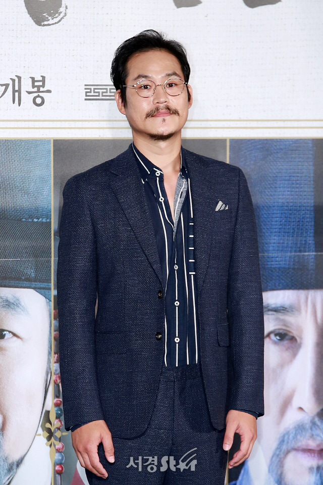 배우 김성균이 영화 ‘명당’ 제작보고회에 참석해 포토타임을 갖고 있다.