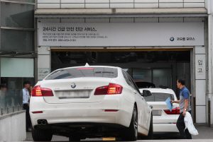 BMW의 긴급 안전진단 마무리를 하루 앞둔 13일 오전 서울시내 한 BMW서비스센터에서 점검을 위해 차량이 대기하고 있다. /연합뉴스
