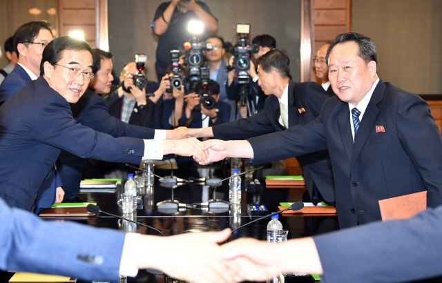 13일 판문점 북측 통일각에서 열린 남북고위급회담에서 우리측 수석대표 조명균 통일부 장관(왼쪽)과 북측 수석대표 리선권 조국평화통일위원회 위원장이 회담을 마치고 악수하고 있다./공동취재단