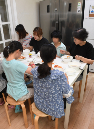서울 송파구에 위치한 공동생활가정 ‘별빛 내리는 마을’에서 보육사와 보호아동들이 함께 식사하고 있다./권욱기자