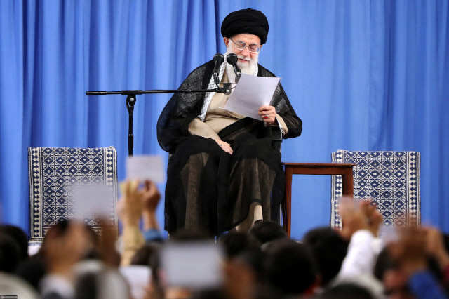 이란 최고지도자 아야톨라 알리 하메네이가 13일 수도 테헤란에서 연설하고 있다. /테헤란=로이터연합뉴스