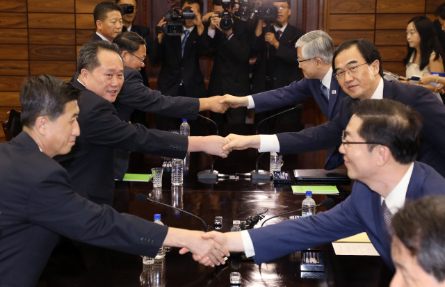 13일 판문점 북측 통일각에서 열린 남북고위급회담에서 우리측 수석대표 조명균 통일부 장관(왼쪽 두번째)과 북측 수석대표 리선권 조국평화통일위원회 위원장(왼쪽 두번째) 등이 회담을 마치고 악수하고 있다./사진공동취재단