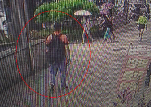 CCTV에 찍힌 현금 2억원 절도 용의자의 모습./연합뉴스[천안 서북경찰서 제공]