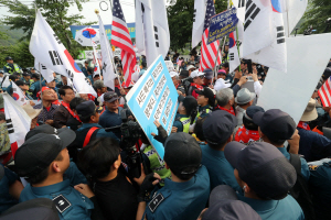 서울지방경찰청은 15일 광복절에 도심에서 열리는 각종 집회·시위 현장에 대화경찰관을 배치한다. 사진은 지난해 6월 경북 성주군에서 사드 배치 찬성·반대 단체가 경찰을 사이에 두고 대치하는 모습./성주=연합뉴스