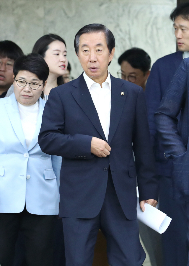 김성태 자유한국당 원내대표가 14일 오전 국회에서 열린 원내대표단-상임위원장 간사단 연석회의에 입장하고 있다./연합뉴스