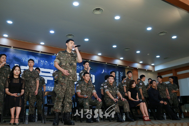 배우 김성규가 창작 뮤지컬 ‘신흥무관학교’ 제작발표회에 참석해 노래 시연을 하고 있다.