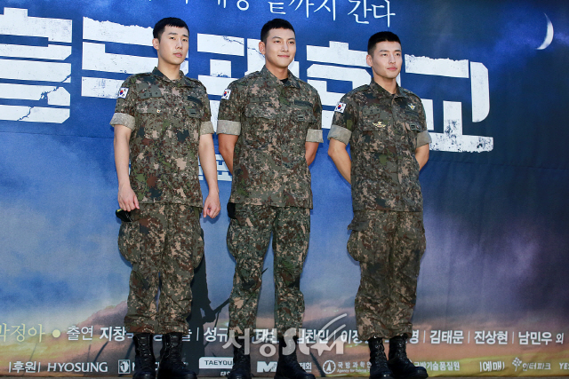 배우 성규, 지창욱, 강하늘이 창작 뮤지컬 ‘신흥무관학교’ 제작발표회에 참석해 포토타임을 갖고 있다.