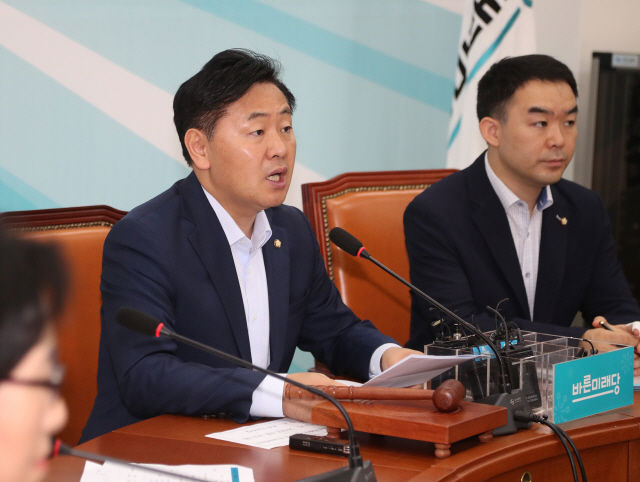 김관영(왼쪽) 바른미래당 원내대표가 14일 오전 국회에서 열린 원내대책회의에 참석해 발언하고 있다./연합뉴스