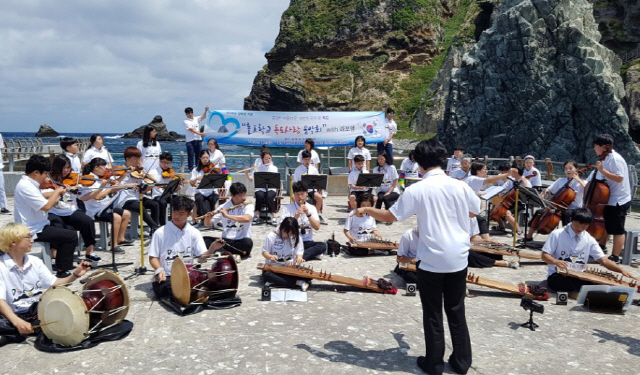 지난 9일 오전 천연기념물 제336호 독도에서 특수학교 홀트학교 학생들이 ‘독도사랑 음악회’를 열었다./연합뉴스[경기도교육청 제공]