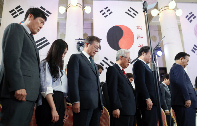 문재인 대통령이 지난달 3일 서울역에서 열린 3.1운동 및 대한민국임시정부 수립 100주년 기념사업추진위원회 출범식에서 묵념을 하고 있다. /사진제공=청와대