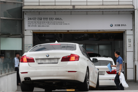 국토교통부가 14일 긴급 안전진단을 받지 않은 BMW 차량에 대한 운행중지를 결정함에 따라 오는 16일께부터 안전진단을 받지 않은 BMW 차량은 운행이 금지된다./연합뉴스