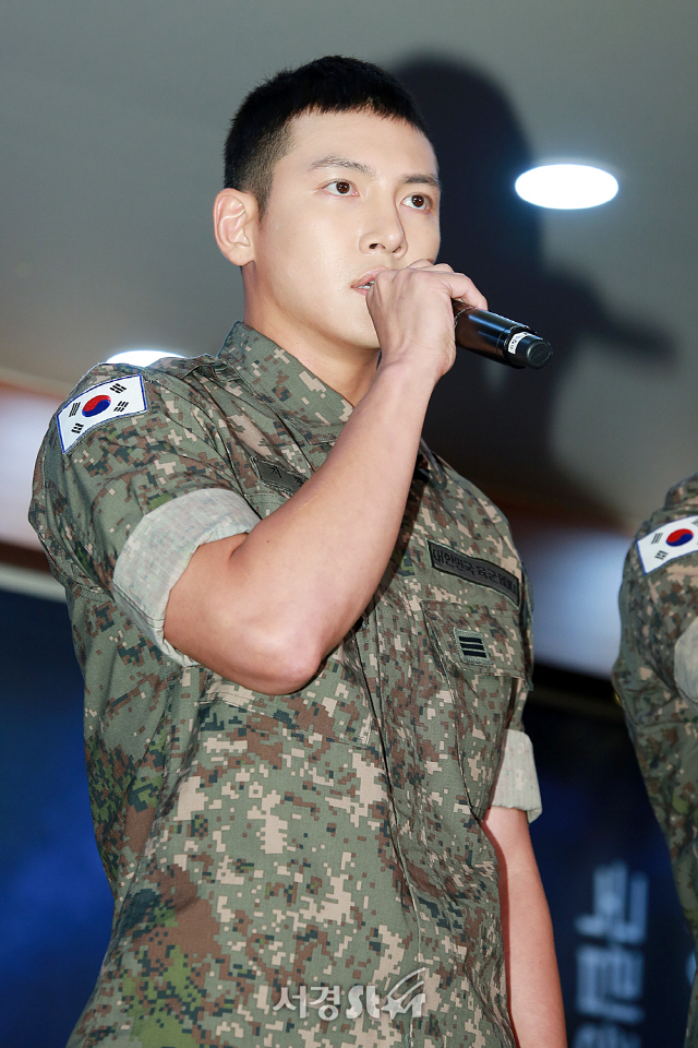 배우 지창욱이 창작 뮤지컬 ‘신흥무관학교’ 제작발표회에 참석해 노래 시연을 하고 있다.