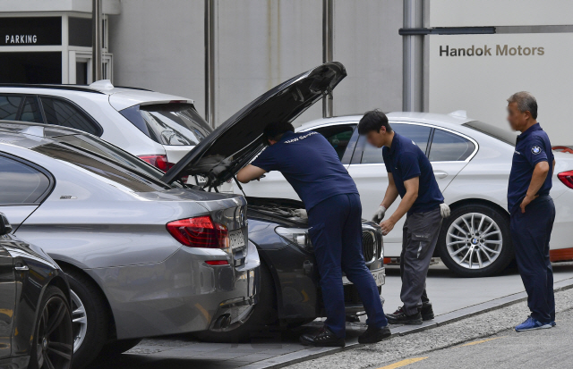 국토교통부가 안전진단을 받지 않은 BMW 차량에 대한 운행정지 명령을 내린 14일 서울 시내 한 BMW 서비스센터에서 직원들이 차량을 점검하고 있다. /송은석기자