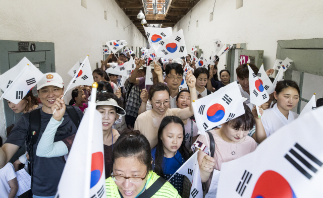 ‘대한 독립 만세’      (서울=연합뉴스) 윤동진 기자 = 광복절을 하루 앞둔 14일 오후 서울 서대문형무소에서 시민들이 태극기 플래시몹을 하고 있다. 2018.8.14      mon@yna.co.kr  (끝)      <저작권자(c) 연합뉴스, 무단 전재-재배포 금지>