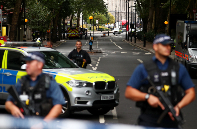 차량 돌진 사고가 발생한 영국 의사당 건물이 위치한 런던 웨스트민스터 지역에서 14일(현지시간) 무장 경찰이 경비를 서고 있다./런던=로이터연합뉴스