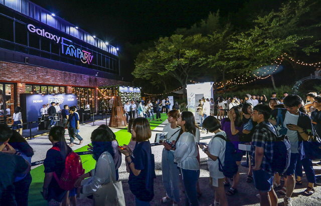 지난 14일 부산 해운대구 라벨라치타에서 참석자들이 ‘갤럭시 팬 파티 in 부산’에 입장하기 위해 줄을 서고 있다./사진제공=삼성전자