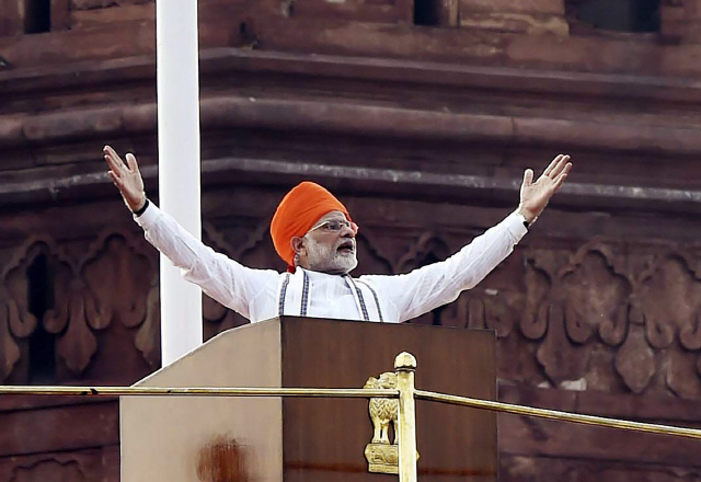 나렌드라 모디 인도 총리가 15일(현지시간) 독립기념일 기념식에서 연설하고 있다. /뉴델리=AFP연합뉴스