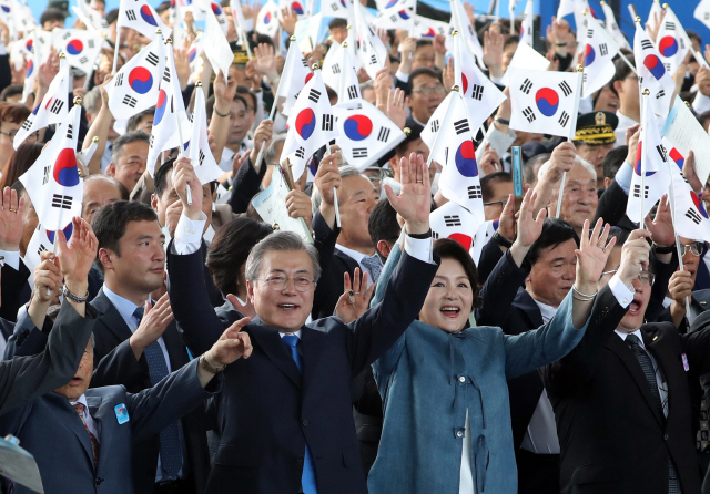 문재인 대통령과 부인 김정숙 여사가 15일 오전 서울 용산구 국립중앙박물관 열린마당에서 열린 제73주년 광복절 및 정부수립 70주년 경축식에서 참석자들과 함께 만세삼창을 하고 있다./연합뉴스