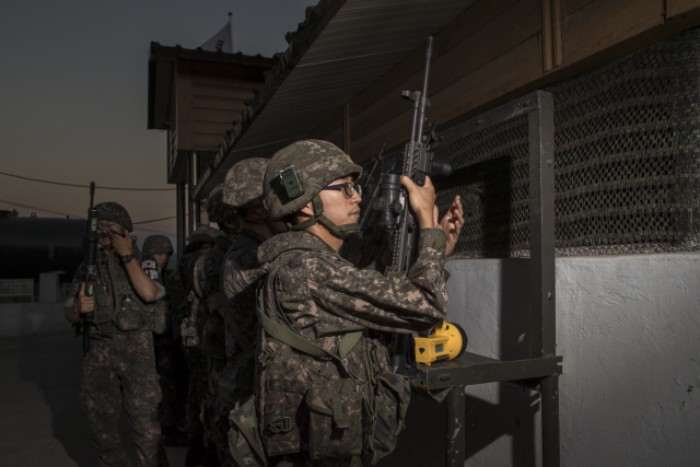 최근 비무장지대(DMZ)에서 육군 3사단 장병이 경계근무를 앞두고 실탄을 받고 있다. /연합뉴스