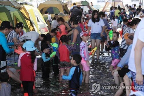 폭염이 계속된 15일 서울 마포대교 아래에서 시민들이 더위를 식히고 있다. / 사진=연합뉴스