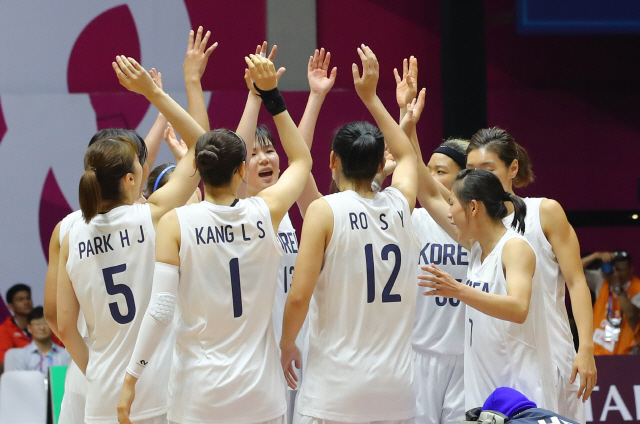 여자 농구 남북단일팀 선수들이 15일 아시안게임 1차전을 대승으로 장식한 뒤 한데 모여 승리를 자축하고 있다. /연합뉴스