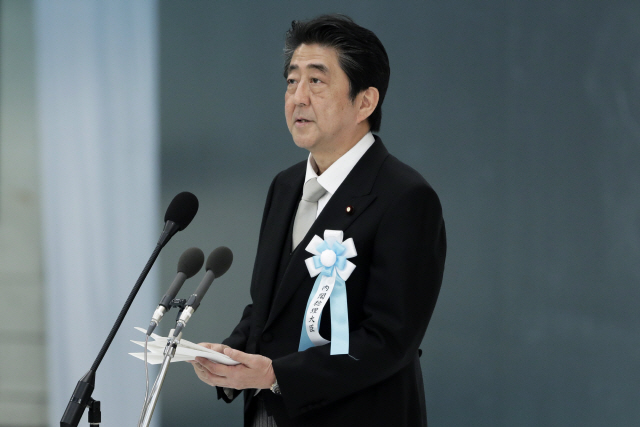 아베 신조 일본 총리가 15일 부도칸에서 열린 ‘전국전몰자추도식’에 참석해 발언하고 있다. /도쿄=EPA연합뉴스