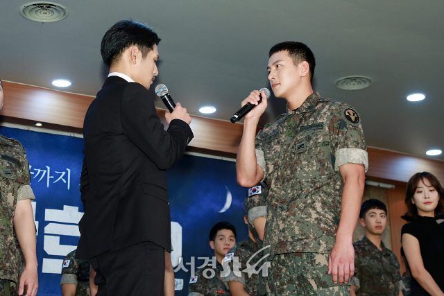 배우 남민우와 지창욱이 창작 뮤지컬 ‘신흥무관학교’ 제작발표회에 참석해 노래 시연을 선보이고 있다.