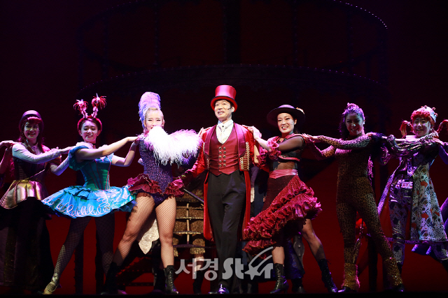 배우 유준상이 뮤지컬 ‘바넘: 위대한 쇼맨’ 프레스콜에 참석해 장면 시연을 선보이고 있다.