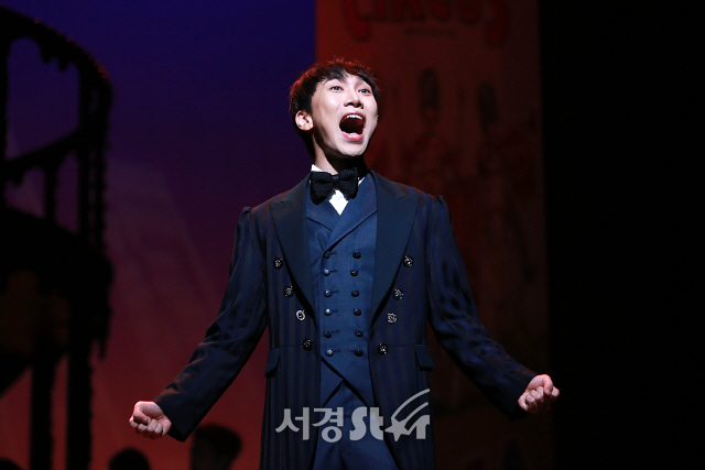 배우 서은광이 뮤지컬 ‘바넘: 위대한 쇼맨’ 프레스콜에 참석해 장면 시연을 선보이고 있다.
