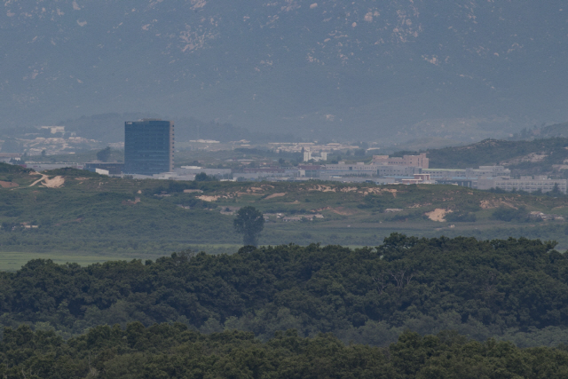 14일 경기도 파주시 서부전선 비무장지대(DMZ)가 시작하는 곳에서 개성공단 일대가 보이고 있다. /연합뉴스