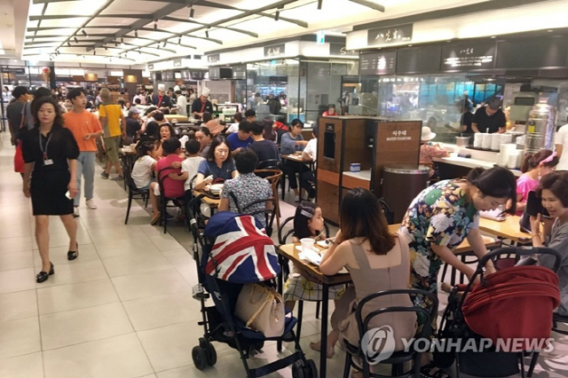 지난 달 23일 사람들로 인산인해를 이루고 있는 신세계백화점 광주점 지하 식당./사진=연합뉴스