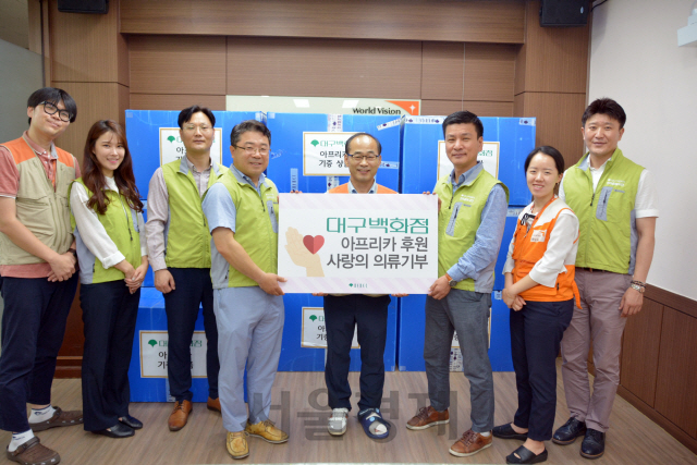 대구백화점 한마음봉사단이 14일 ‘사랑의 의류’ 1,400여점을 월드비전에 전달했다./제공=대구백화점.