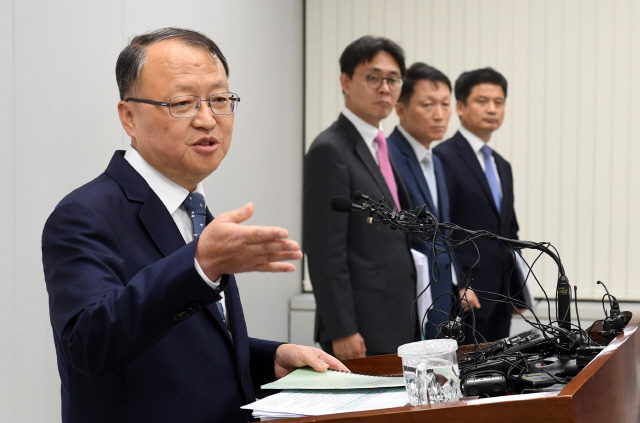 한승희 국세청장이 16일 서울지방국세청사에서 기자회견을 열어 ‘자영업자·소상공인 세무부담 축소 및 세정지원 대책’을 발표하고 있다. 국세청은 자영업자 지원 대책의 하나로 내년 말까지 569만 자영업자와 소상공인에 대해 세무조사를 유예하거나 면제하고 사후검증도 하지 않기로 했다./권욱기자