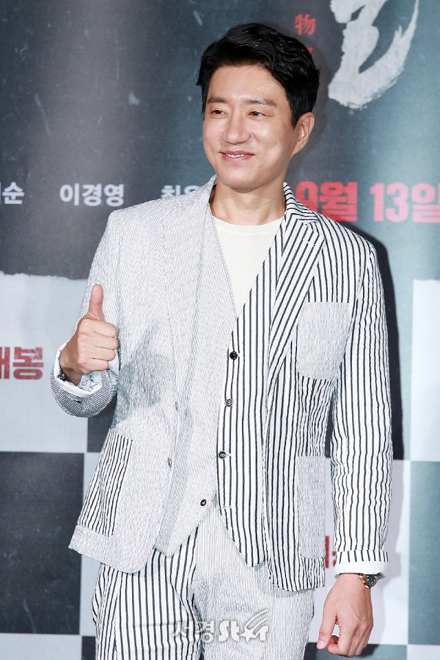 배우 김명민이 영화 ‘믈괴’ 제작보고회에 참석해 포토타임을 갖고 있다.